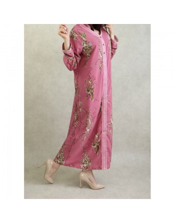 Robe fluide style djellaba marocaine à fleurs avec capuche sur un fond Vieux rose pour femme 