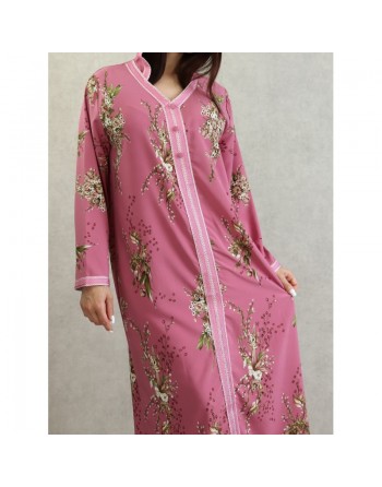 Robe fluide style djellaba marocaine à fleurs avec capuche sur un fond Vieux rose pour femme 