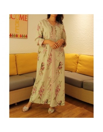 Robe femme style djellaba marocaine à fleurs avec capuche sur un fond Vert clair 