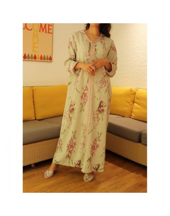 Robe femme style djellaba marocaine à fleurs avec capuche sur un fond Vert clair 