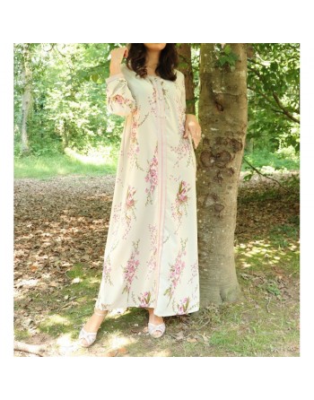 Robe femme style djellaba marocaine à fleurs avec capuche sur un fond Vert clair 