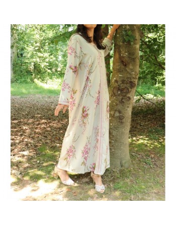 Robe femme style djellaba marocaine à fleurs avec capuche sur un fond Vert clair 