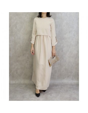 Robe longue pour femme avec de fines rayures de couleur beige 