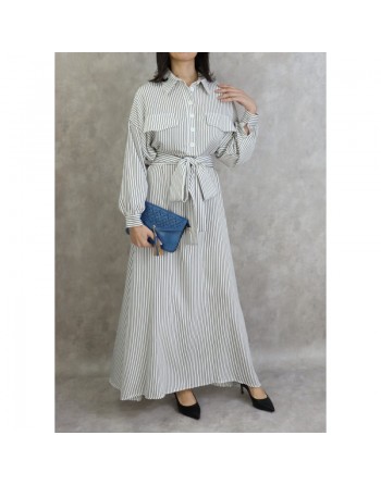 Robe féminine blanche à rayures noires 