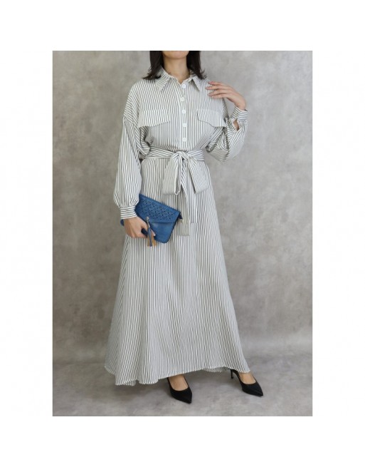 Robe féminine blanche à rayures noires Robe féminine blanche à rayures noires