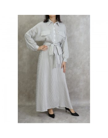Robe féminine blanche à rayures noires 
