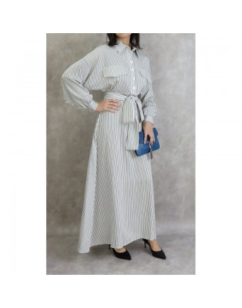 Robe féminine blanche à rayures noires 
