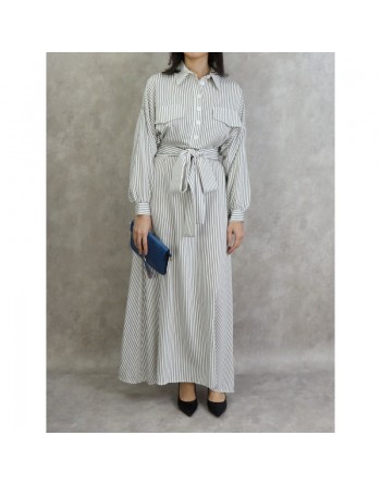 Robe féminine blanche à rayures noires 