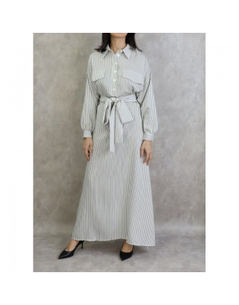 Robe féminine blanche à rayures noires 