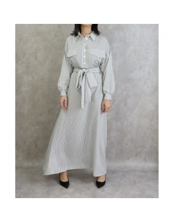 Robe féminine blanche à rayures noires 