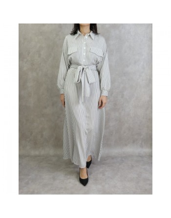 Robe féminine blanche à rayures noires 