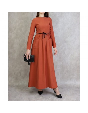 Robe élégante longue et évasée avec lien à nouer à la taille - Couleur Rouge-brique 
