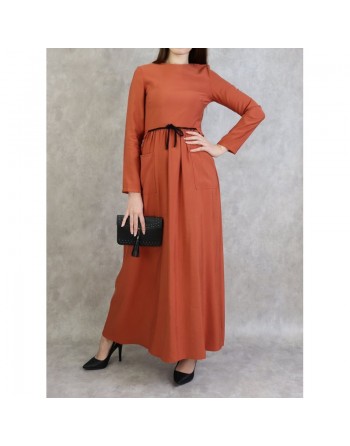 Robe élégante longue et évasée avec lien à nouer à la taille - Couleur Rouge-brique 