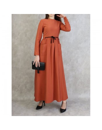 Robe élégante longue et évasée avec lien à nouer à la taille - Couleur Rouge-brique 