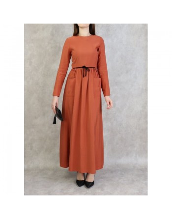 Robe élégante longue et évasée avec lien à nouer à la taille - Couleur Rouge-brique 