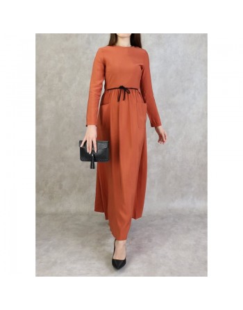 Robe élégante longue et évasée avec lien à nouer à la taille - Couleur Rouge-brique 