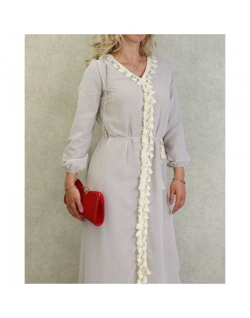 Robe longue avec doublure ornée de broderies à pompons avec ceinture - Couleur Gris clair 