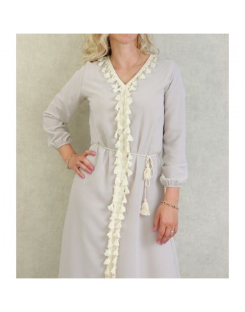 Robe longue avec doublure ornée de broderies à pompons avec ceinture - Couleur Gris clair 