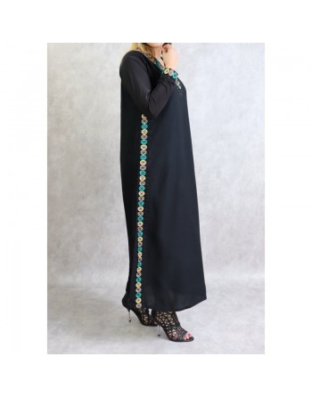 Abaya noire moderne de Dubaï satinée avec broderies et écharpe assortie (Vêtement oriental pudique pour femme) 