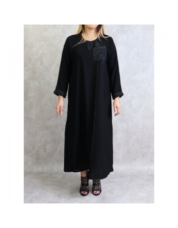 Abaya Dubai noire avec broderies fleurs et écharpe assortie fabriquée aux Emirats 