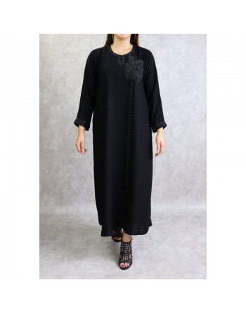 Abaya Dubai noire avec broderies fleurs et écharpe assortie fabriquée aux Emirats 
