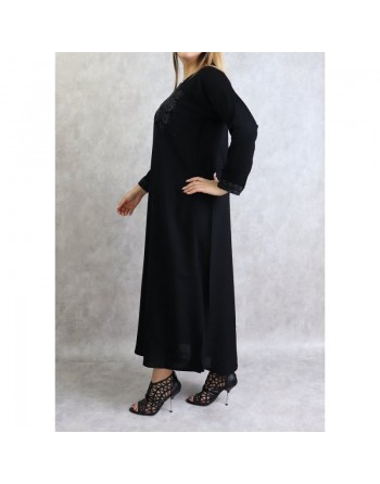 Abaya Dubai noire avec broderies fleurs et écharpe assortie fabriquée aux Emirats 