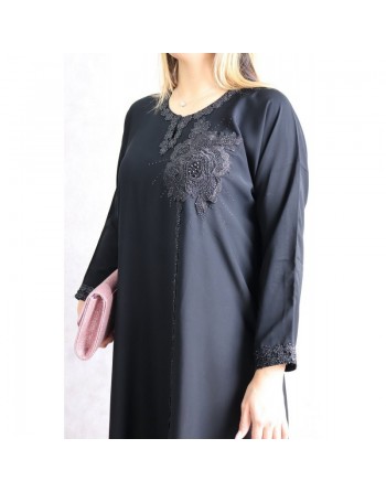 Abaya Dubai noire avec broderies fleurs et écharpe assortie fabriquée aux Emirats 