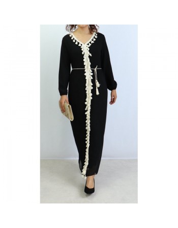 Robe longue fluide ornée de broderies avec ceinture pour femme - Couleur Noir 