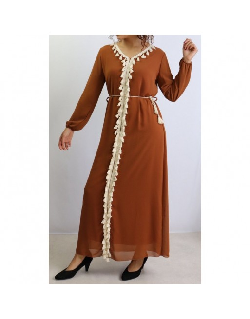 Robe longue ornée de broderies à pompons avec ceinture - Taille Unique - Couleur Marron Robe longue ornée de broderies à pompons avec ceinture - Taille Unique - Couleur Marron