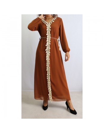 Robe longue ornée de broderies à pompons avec ceinture - Taille Unique - Couleur Marron 