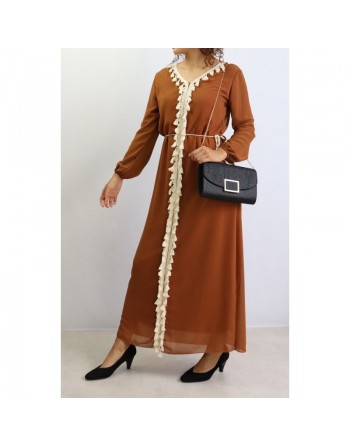 Robe longue ornée de broderies à pompons avec ceinture - Taille Unique - Couleur Marron 