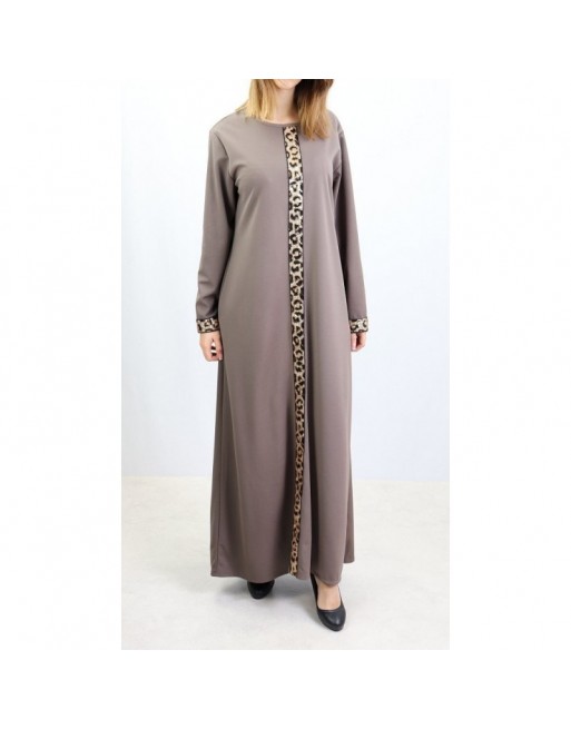 Robe maxi longue pour femme avec strass devant et sur les manches - Marque Amelis - Couleur taupe Robe maxi longue pour femme avec strass devant et sur les manches - Marque Amelis - Couleur taupe
