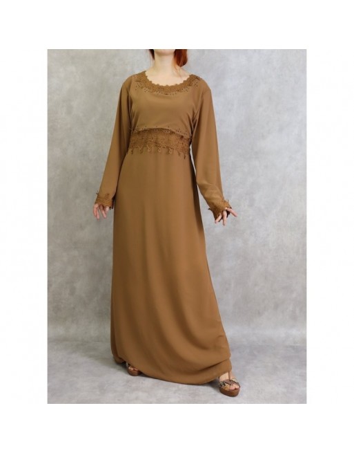 Robe maxi-longue avec broderies et strass - Couleur Camel Robe maxi-longue avec broderies et strass - Couleur Camel