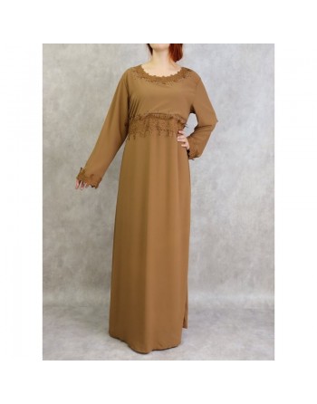 Robe maxi-longue avec broderies et strass - Couleur Camel 