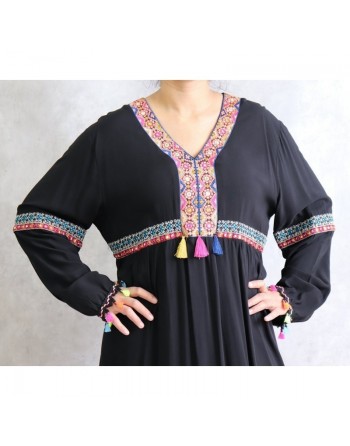 Robe noire longue et ample (large) avec broderies et petits pompons multi-couleurs (100 % coton) 