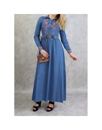 Robe en jean avec broderies et ceinture 