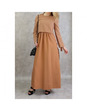 Robe longue avec de fines rayures de couleur marron caramel 