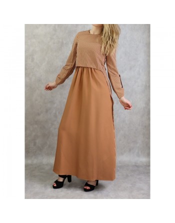 Robe longue avec de fines rayures de couleur marron caramel 
