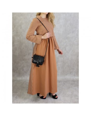 Robe longue avec de fines rayures de couleur marron caramel 