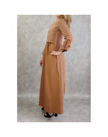 Robe longue avec de fines rayures de couleur marron caramel 