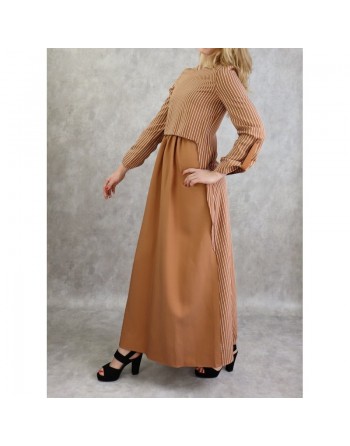 Robe longue avec de fines rayures de couleur marron caramel 