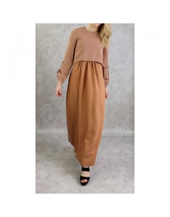 Robe longue avec de fines rayures de couleur marron caramel 