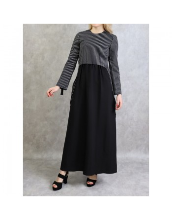 Robe longue avec de fines rayures de couleur noire 