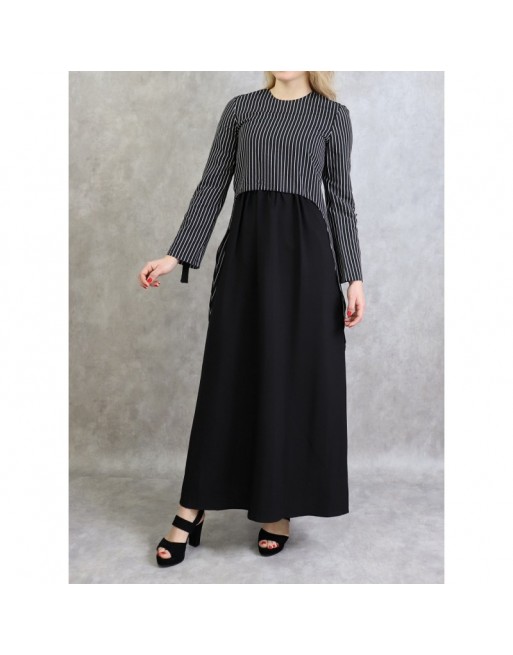 Robe longue avec de fines rayures de couleur noire Robe longue avec de fines rayures de couleur noire