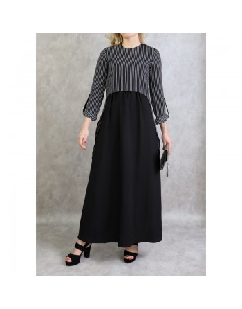 Robe longue avec de fines rayures de couleur noire 