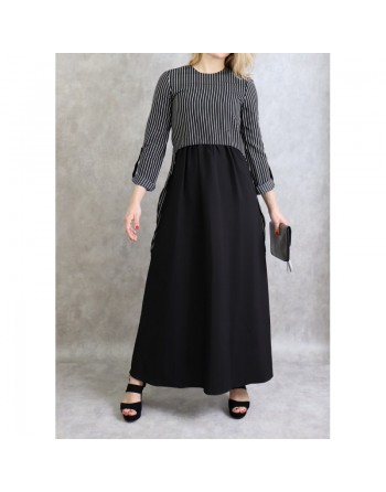 Robe longue avec de fines rayures de couleur noire 