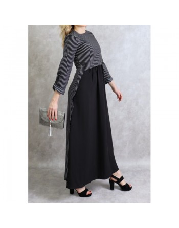 Robe longue avec de fines rayures de couleur noire 
