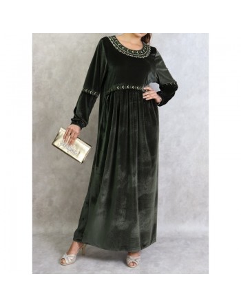 Robe longue en velours avec broderies de couleur vert kaki 