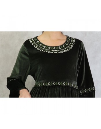 Robe longue en velours avec broderies de couleur vert kaki 