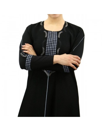Abaya Dubai moderne et chic avec losanges brodés et strass 